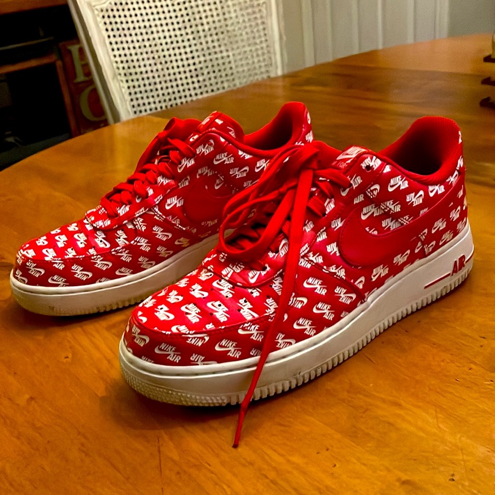 NIKE AIR FORCE 1, ALL OVER LOGO, RED, Size 9 
Low 07 QS
